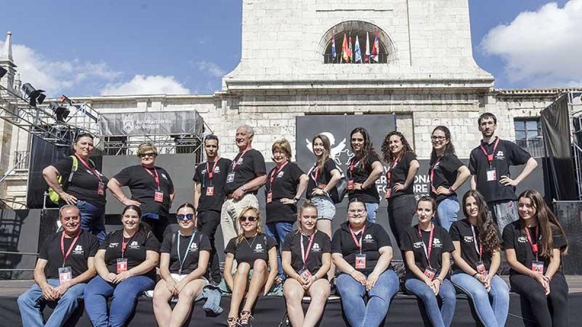 Son todos los que están, pero no están todos los que son. Foto de media familia antes de empezar con el lío.-Santi Otero