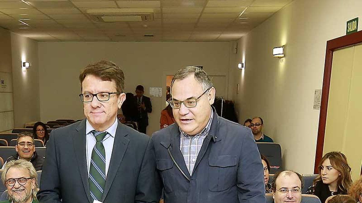Javier Blasco (izquierda) fue el responsable de la presentación.-RAÚL G. OCHOA