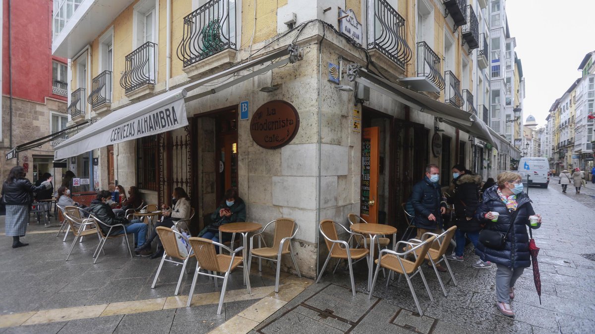 “El estreno ha sido triste con la lluvia” aseguraban los hosteleros. RAÚL OCHOA