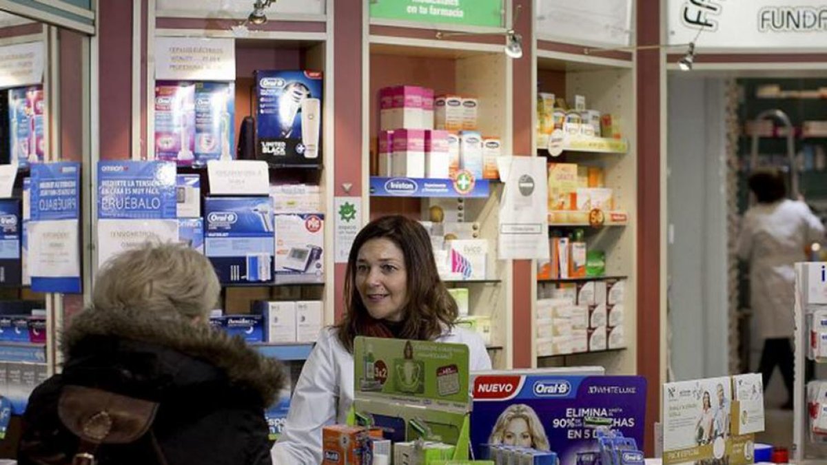 Las farmacias esperan que la normalidad entre demanda y existencias llegue en diciembre.-GONZALO ARROYO