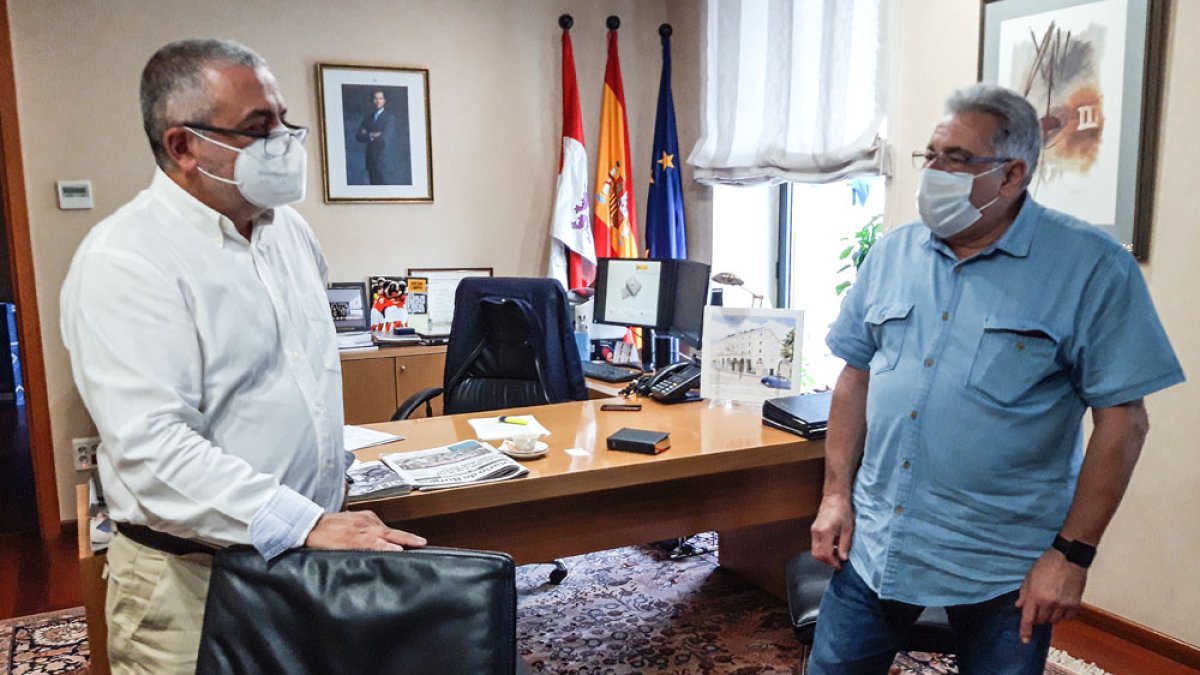 El subdelegado (izq) se comprometió con el alcalde oniense (dch.) a trasladar sus quejas a la Confederación. ECB
