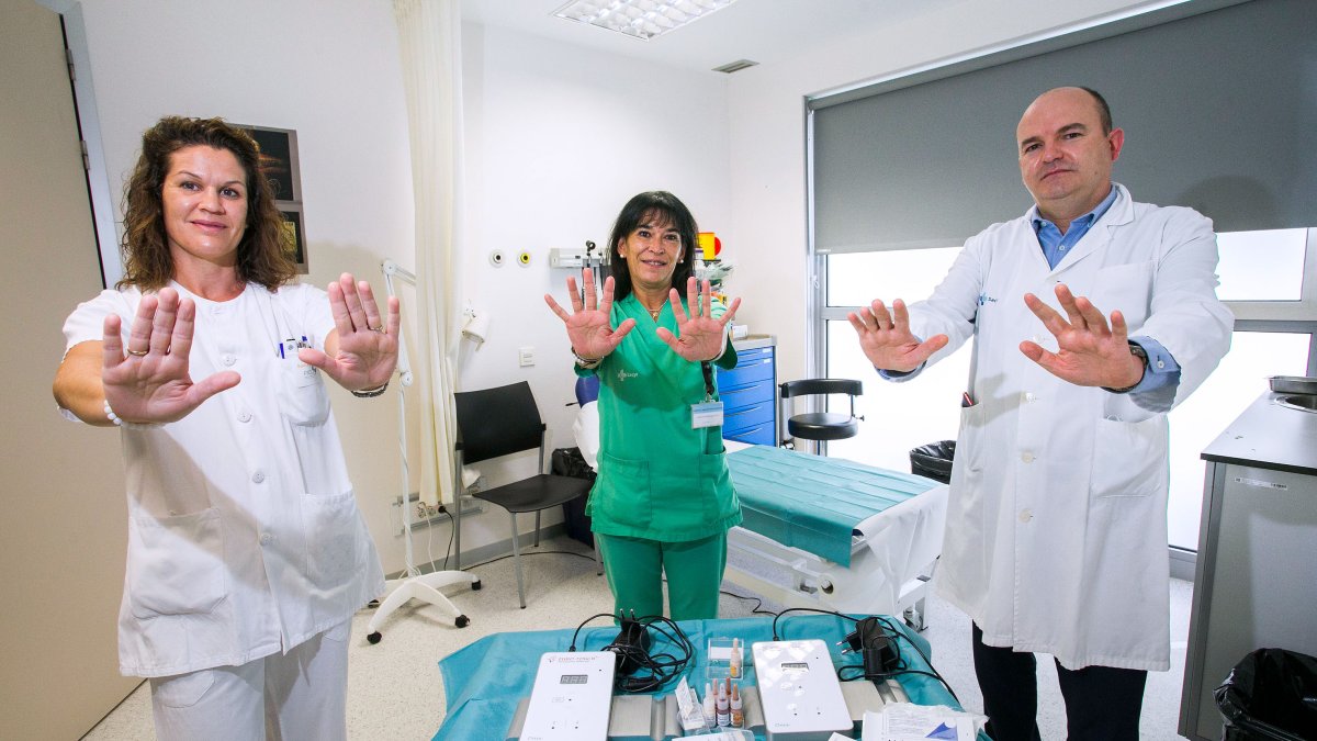 Soraya Hernaiz, Marta Marañón, enfermeras, y Miguel Estefanía, jefe del servicio de Cirugía Plástica del HUBU. TOMÁS ALONSO