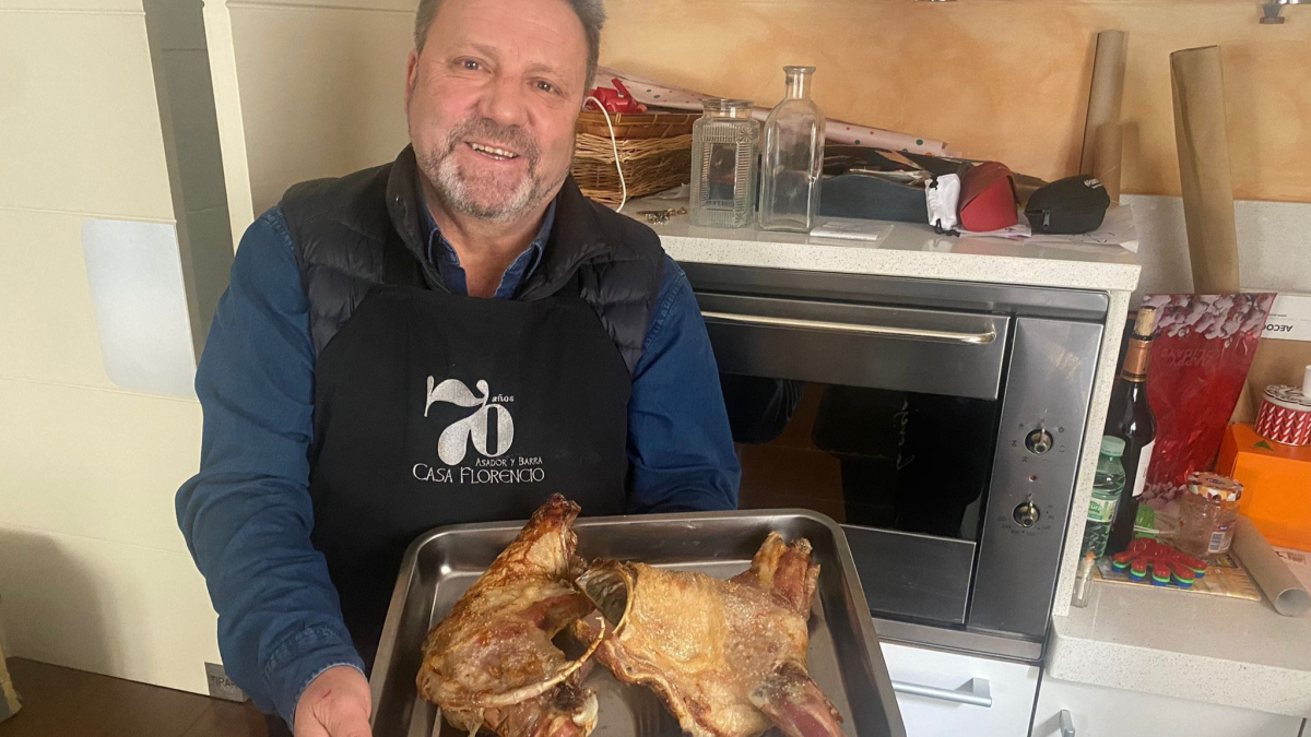 El hostelero Rafael Miquel de Casa Florencio explica cómo hacer un buen lechazo en casa