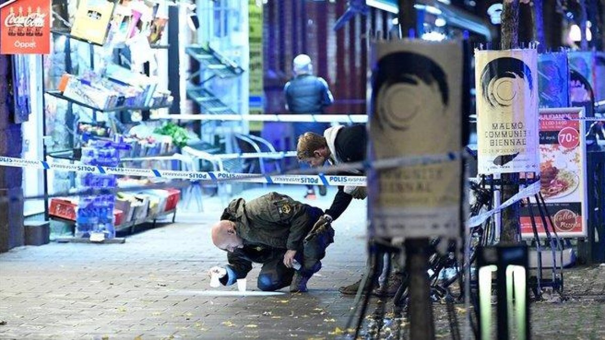 Un policía busca pruebas en el lugar donde acribillaron a un joven de 15 años en Malmö.-EFE