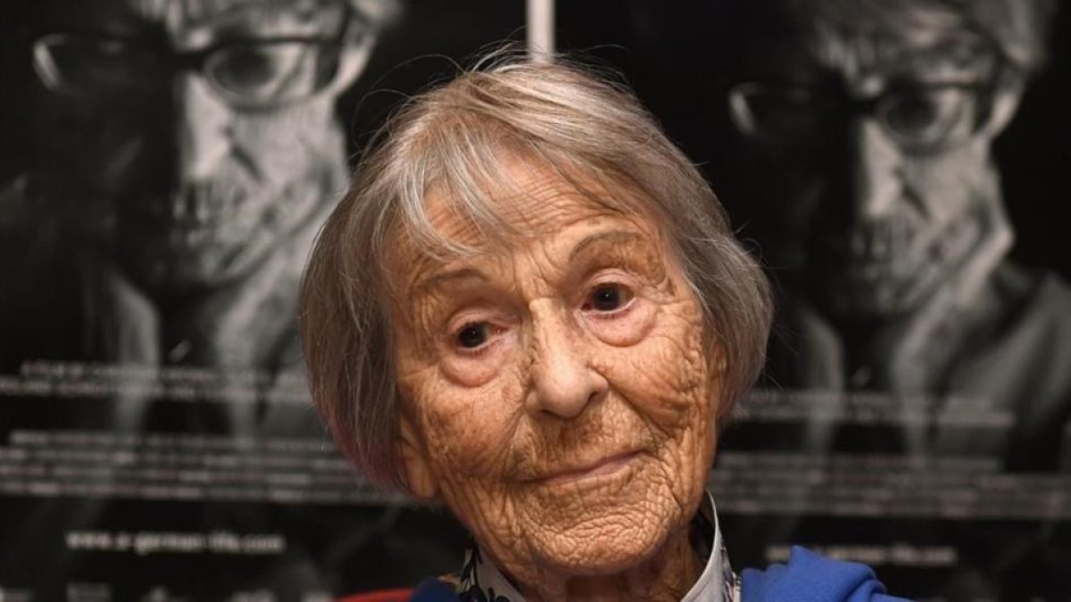 Brunhilde Pomsel, ante un póster de la película documental 'Una vida alemana', en Múnich, el 29 de junio del 2016.-AFP / CHRISTOF STACHE