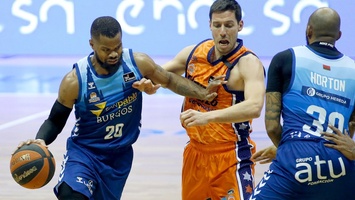 Cook intenta ayudarse del bloqueo de Horton ante la defensa de Van Rossom. SANTI OTERO