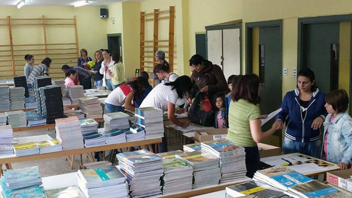 Un momento del reparto de libros que tuvo lugar estos días en el centro educativo Nuestra Señora de las Altices.-ECB