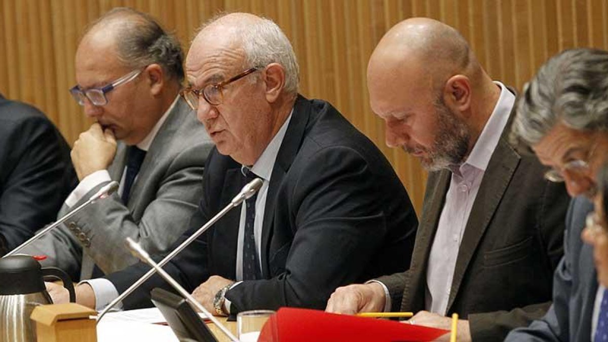 El presidente del CSN, Fernando Martí (centro), durante su comparecencia en el Congreso de los Diputados.-ICAL