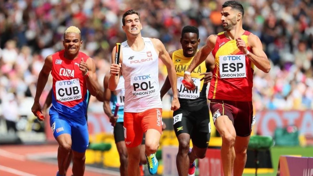 Samuel García culmina el relevo 4x400 con éxito, este sábado en Londres.-EFE / SRDJAN SUKI