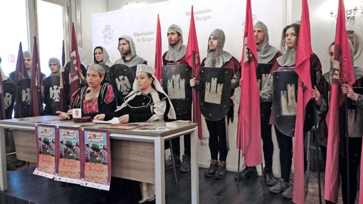 Isabel (dch) y Raquel (Izq) Torrientes presentaron ayer la celebración de la nueva representación de la batalla este próximo domingo, rodeadas de algunos de los participantes.-I. L. M.