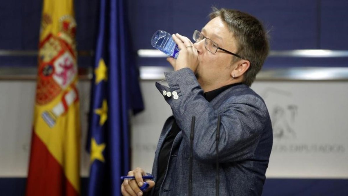 El líder de En Comú Podem, Xavier Domènech, en la rueda de prensa que ha ofrecido en el Congreso.-JOSÉ LUIS ROCA