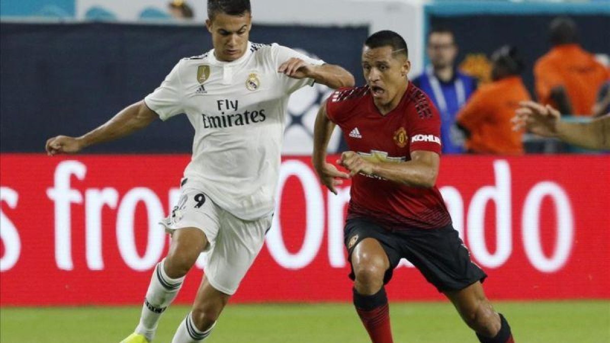El jugador Sergio Reguilón, del Real Madrid, disputa el balón con Alexis Sánchez, del Manchester United, durante un partido de la Copa Internacional de Campeones.-JOE SKIPPER (EFE)