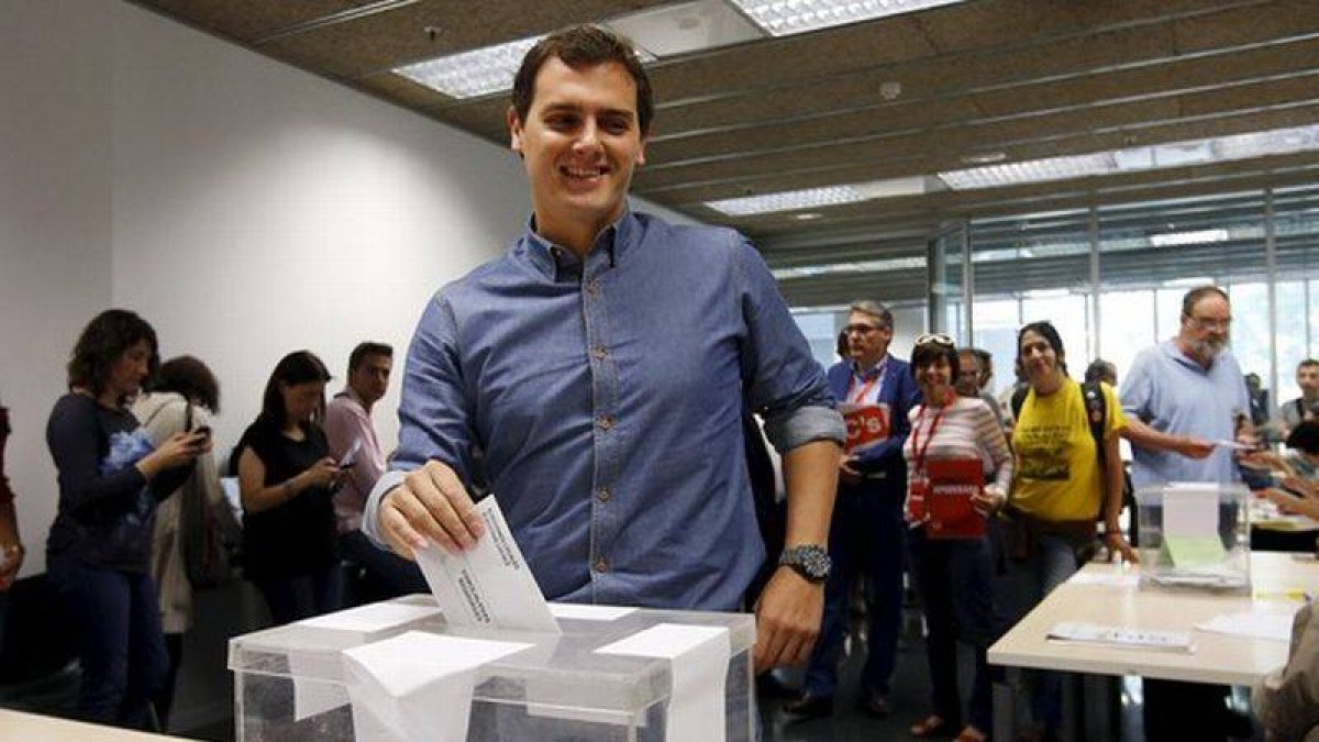 El líder de Ciudadanos, Albert Rivera, vota en Barcelona.-Foto: GUSTAU NACARINO / REUTERS
