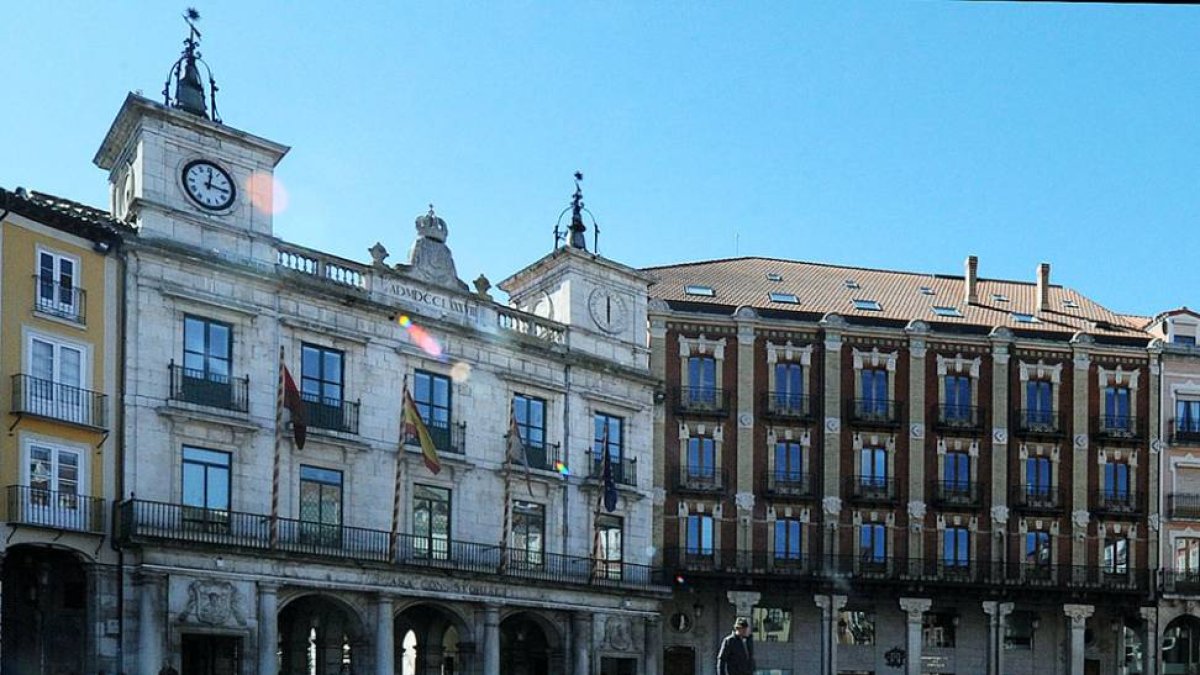 El Ayuntamiento de Burgos, en la Plaza Mayor, está ultimando las cuentas para el próximo ejercicio.-ISRAEL L. MURILLO