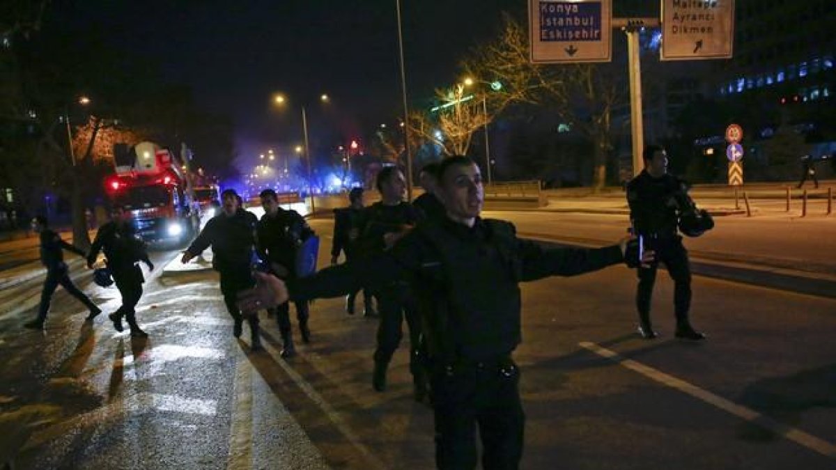 Policías turcos acordonan la zona del atentado en Ankara.-REUTERS / UMIT BEKTAS