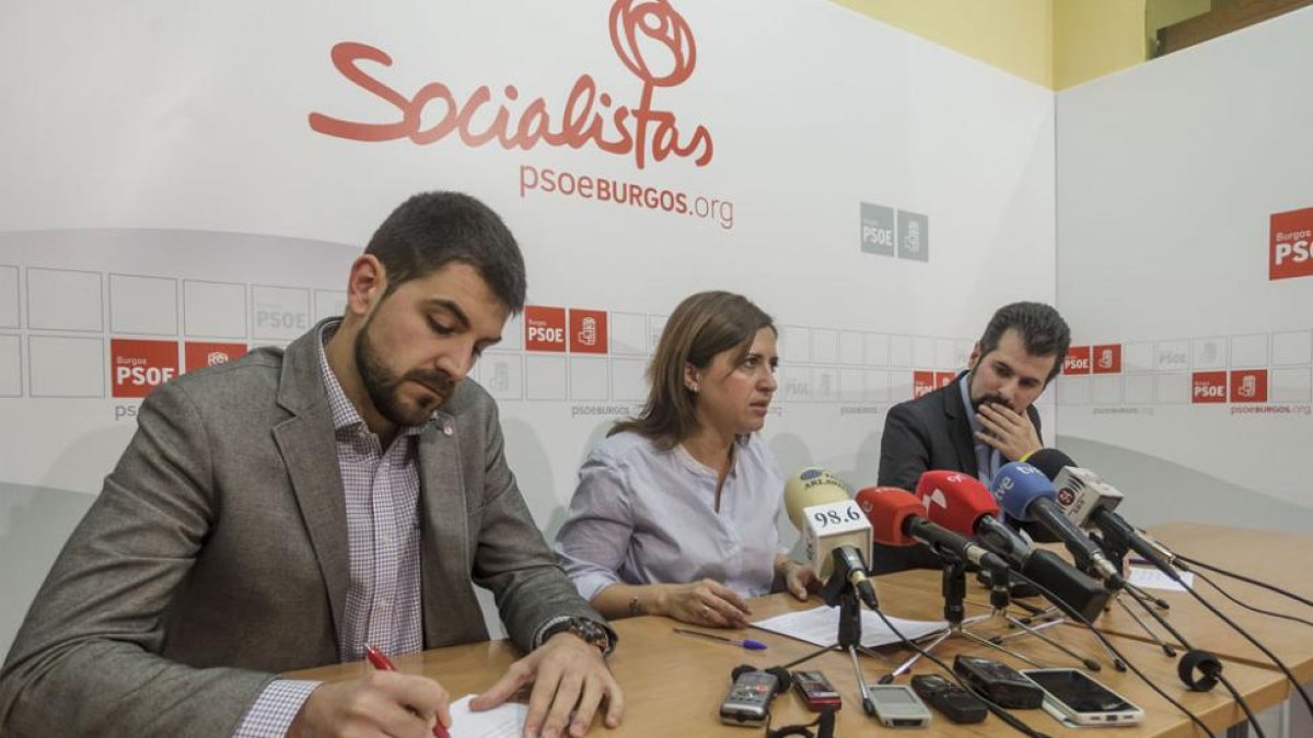 David Jurado, Esther Peña y Luis Tudanca, ayer, en la sede socialista en Burgos.-SANTI OTERO