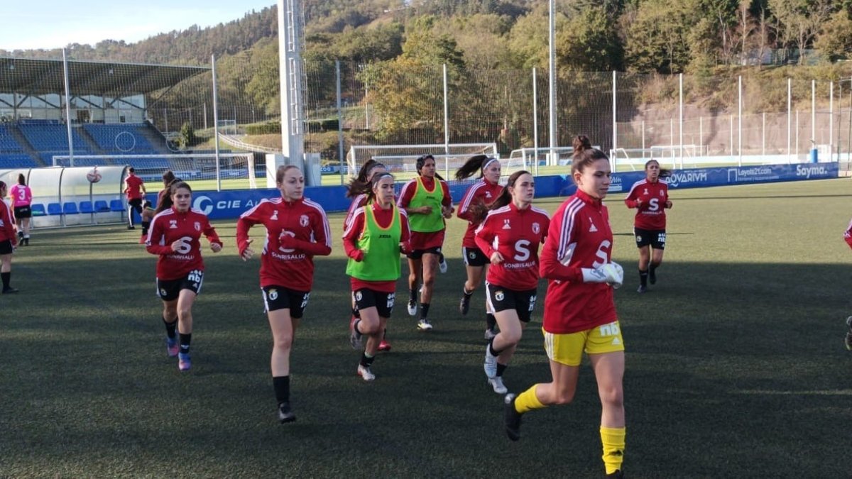 Las jugadoras del Burgos CF Femenino saltan al campo en Zubieta. @FemeninoBCF