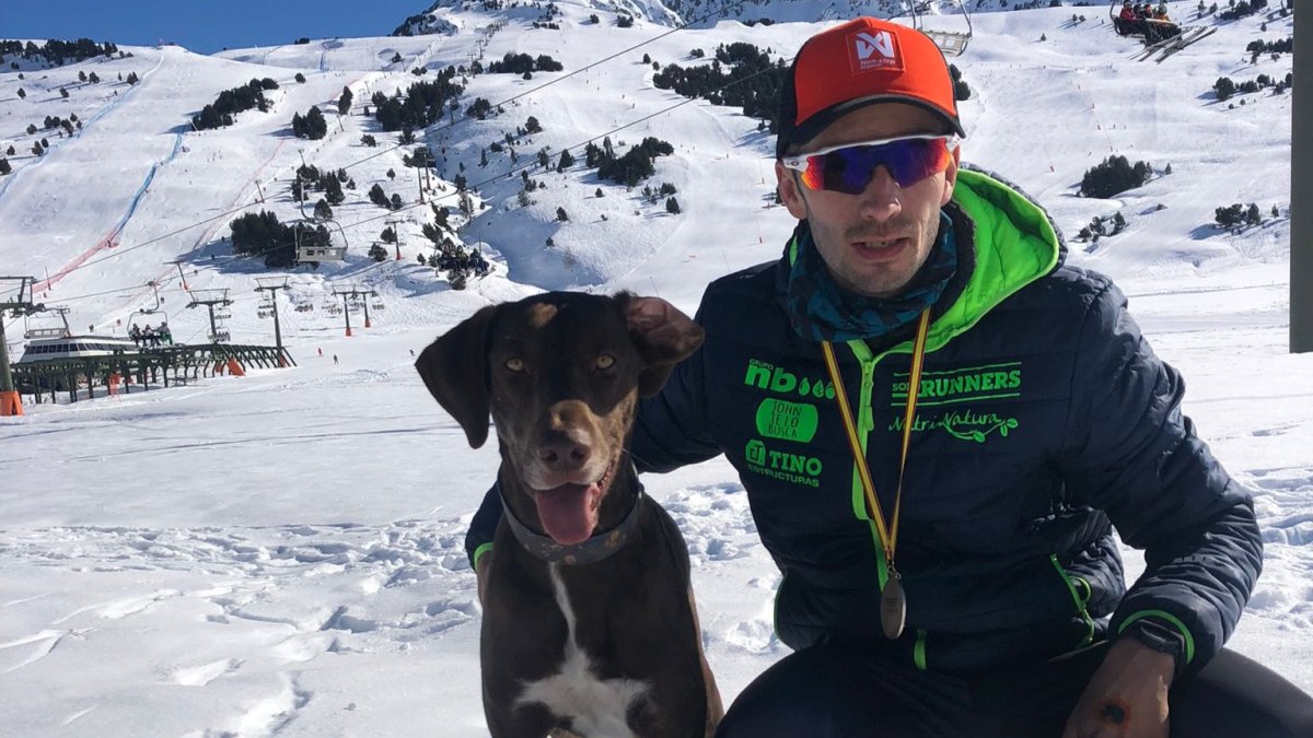 Rodrigo Alonso posa con Orión y con la medalla lograda en el Nacional. ECB