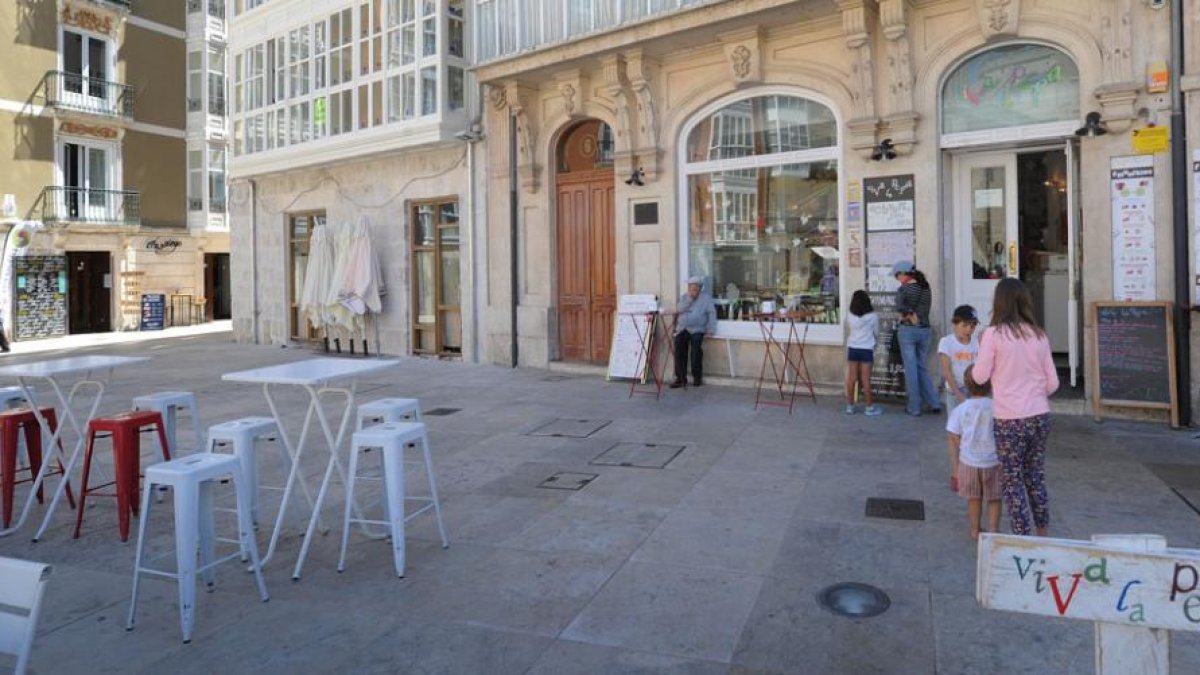 En la esquina de esta plaza está a punto de abrir un nuevo local y al fondo se ve ‘El Trasiego’, uno de los establecimientos abiertos en 2016.-ISRAEL L. MURILLO