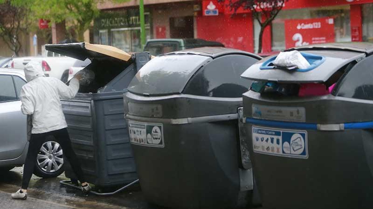 Una mujer tira una bolsa al contenedor marrón en G3.-RAÚL G. OCHOA