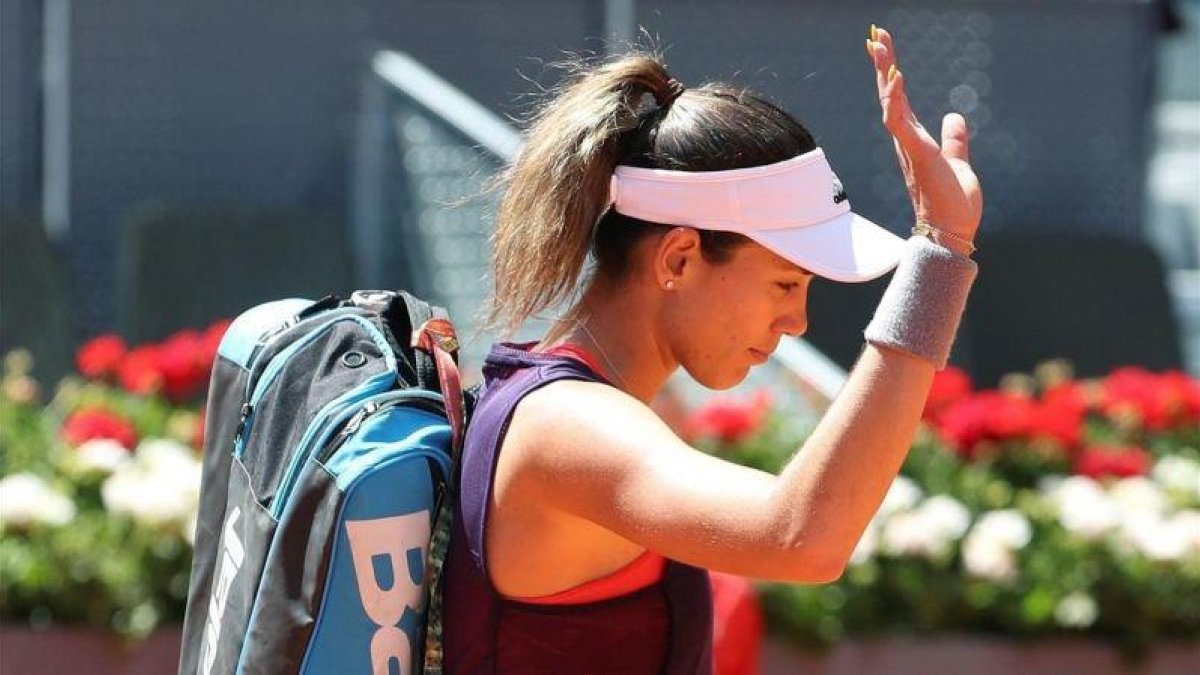 Muguruza se despide del público de la Caja Mágica tras caer en primera ronda.-EFE / KIKO HUESCA