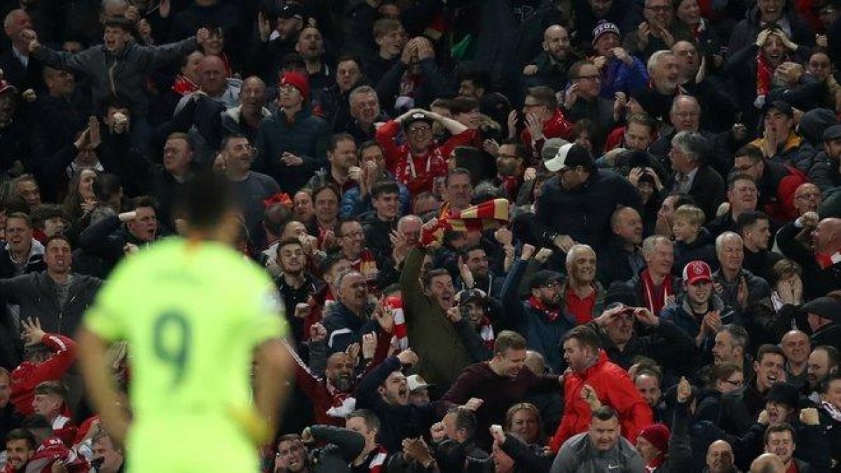 Suárez, abatido en Anfield tras la eliminación europea contra el Liverpool.-
