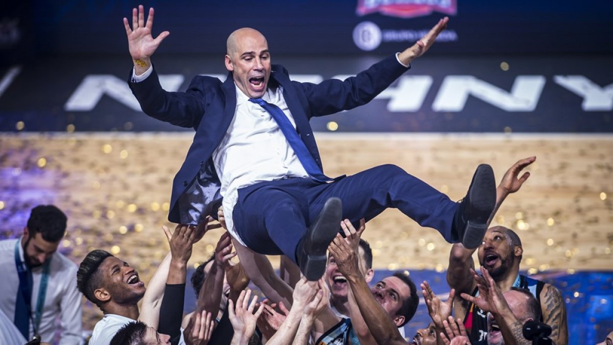 Los jugadores del Hereda San Pablo mantean a Joan Peñarroya. FIBA