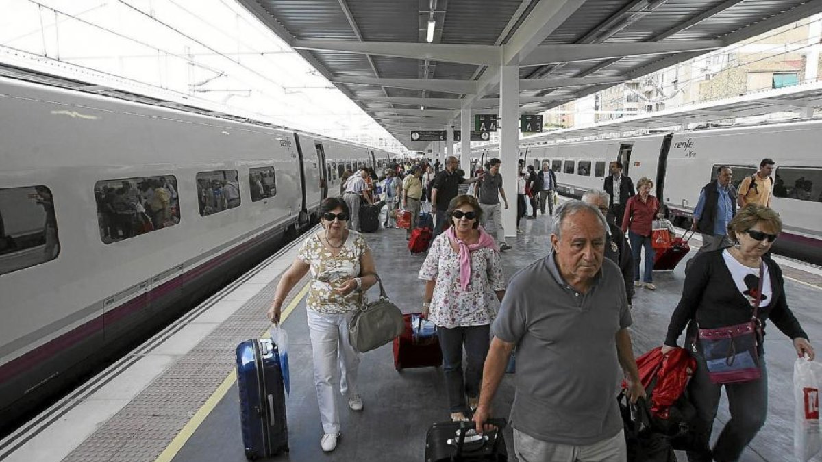Varios vallisoletanos se disponen a coger el AVE en la estación de Campo Grande, en una fotografía de archivo.-EL MUNDO