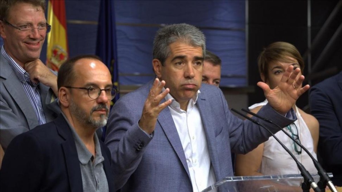 Francesc Homs y los diputados del PDC durante la rueda de prensa que ofrecieron en el Congreso de los Diputados-DAVID CASTRO