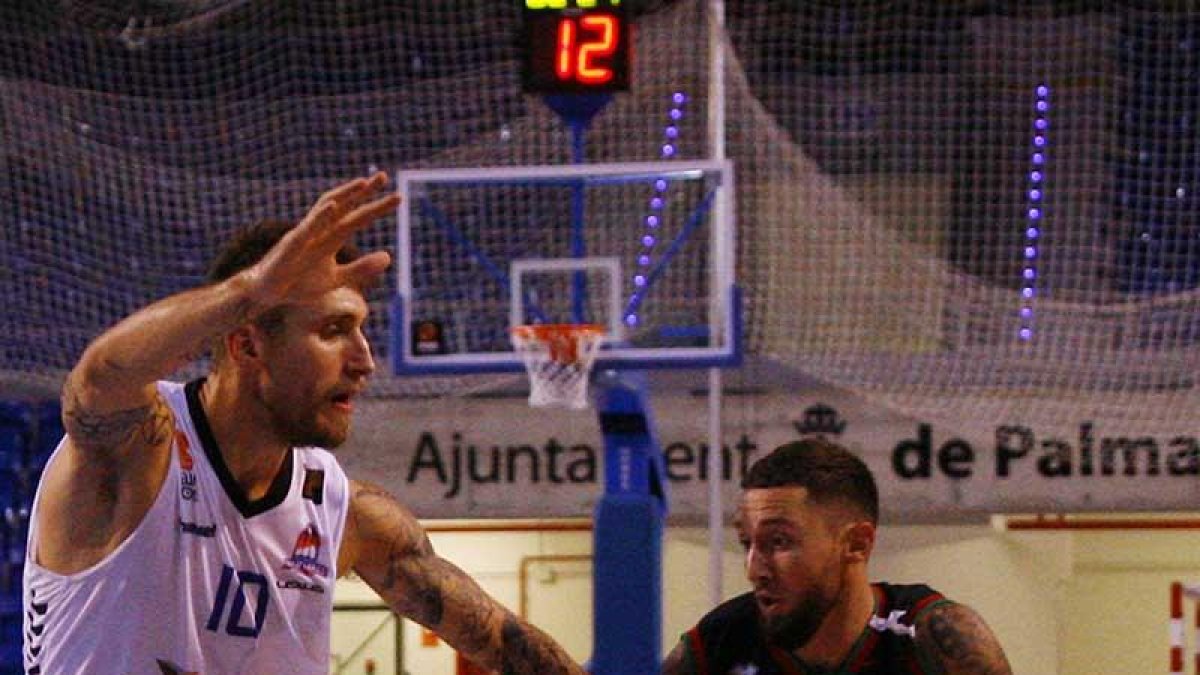 Javi Vega frena la penetración de Mockford en un lance del partido de ayer.-BAHÍA SAN AGUSTÍN