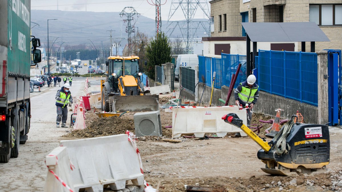 Trabajadores del sector de la construcción en una obra en la capital burgalesa. TOMÁS ALONSO
