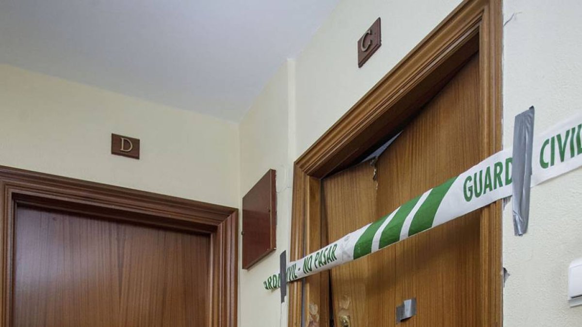 Entrada de la vivienda registrada por la Guardia Civil el pasado mes de febrero.-SANTI OTERO