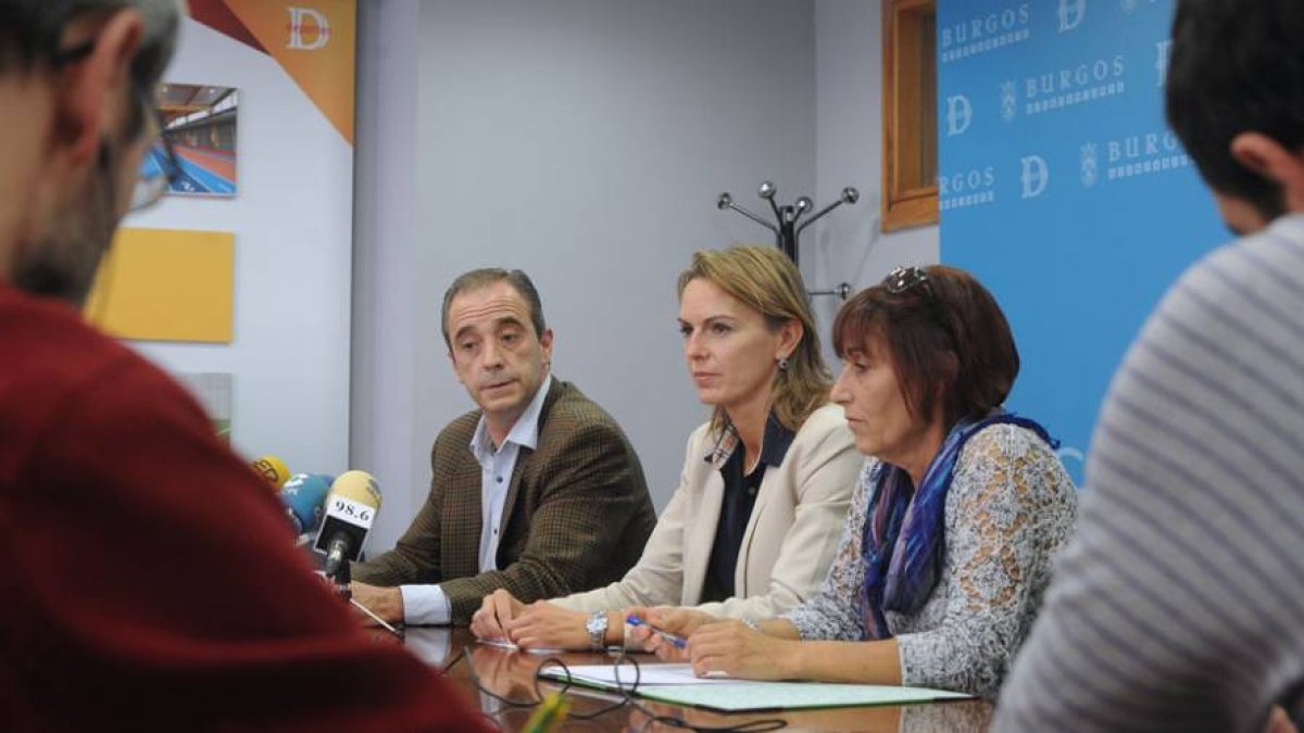 Sáez (Clínica Colina), De la Fuente (Ayuntamiento) y Suances (Delegación), ayer, durante la presentación.-ISRAEL L. MURILLO