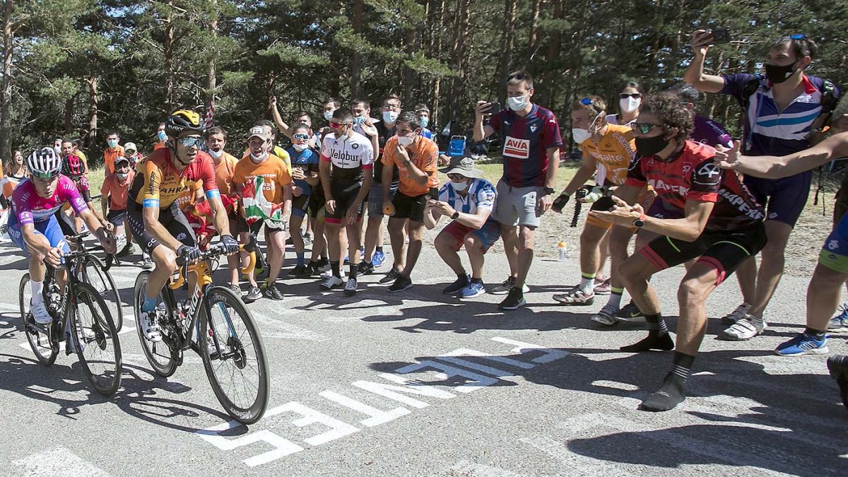 MIkel Landa intentó dejar de rueda a Evenepoel en buen número de ocasiones en el tramo más duro de la ascensión a Las Lagunas, pero solo pudo recortarle dos segundos. TOMÁS ALONSO
