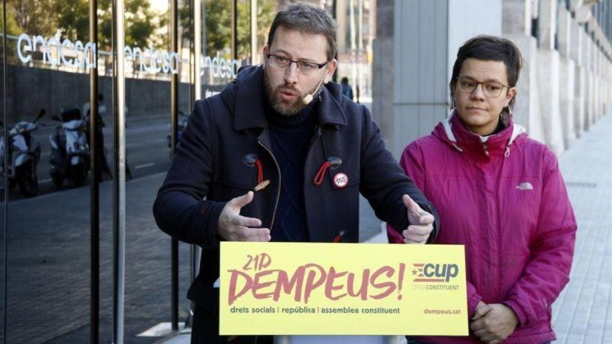 Vidal Aragonés, número 3 por Barcelona, y Natalia Sánchez, cabeza de lista por Girona, este miércoles frente al edificio de Endesa, en Barcelona.-JORDI PUJOLAR (ACN)