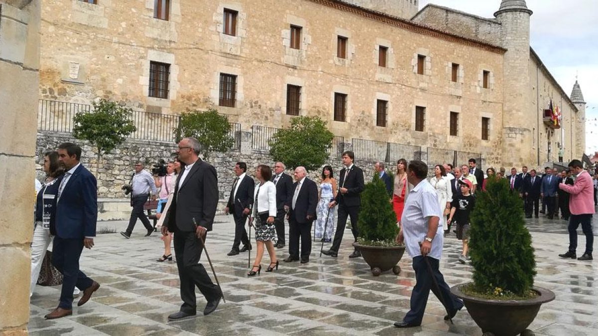 La localidad ribereña acogió nuevamente a representantes de todas las administraciones, a quienes acompañaron miembros del equipo municipal y vecinos.-ECB