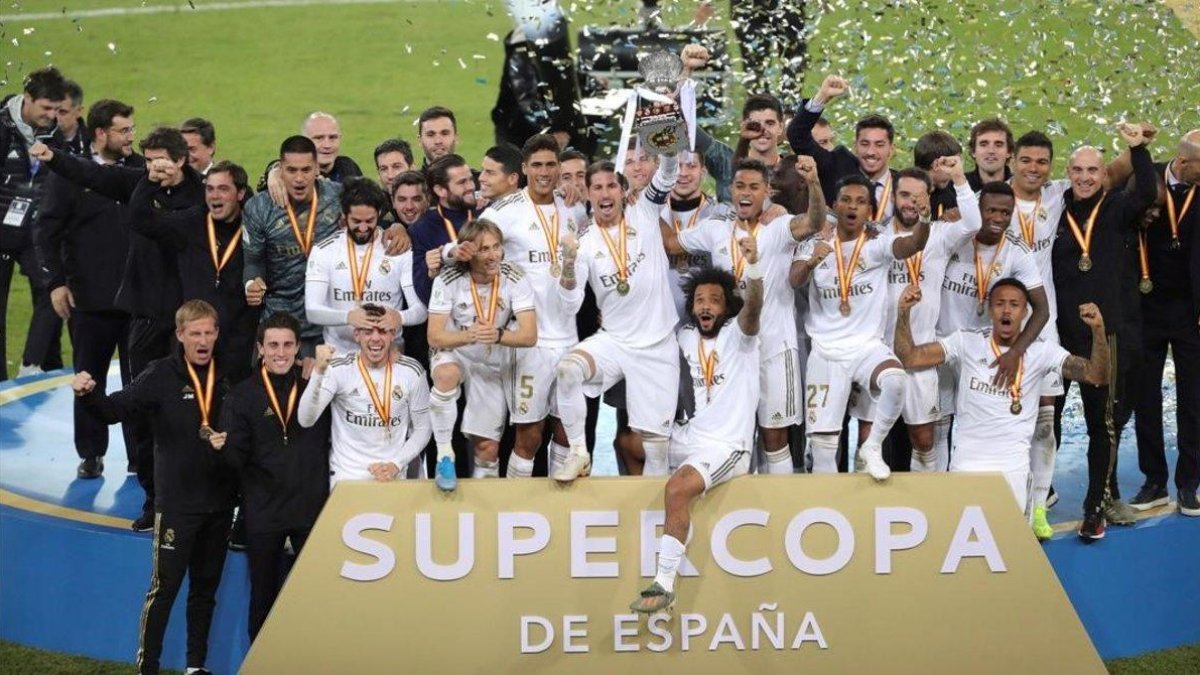 Los jugadores del Madrid celebran la Supercopa de Yeda.-JUANJO MARTÍN