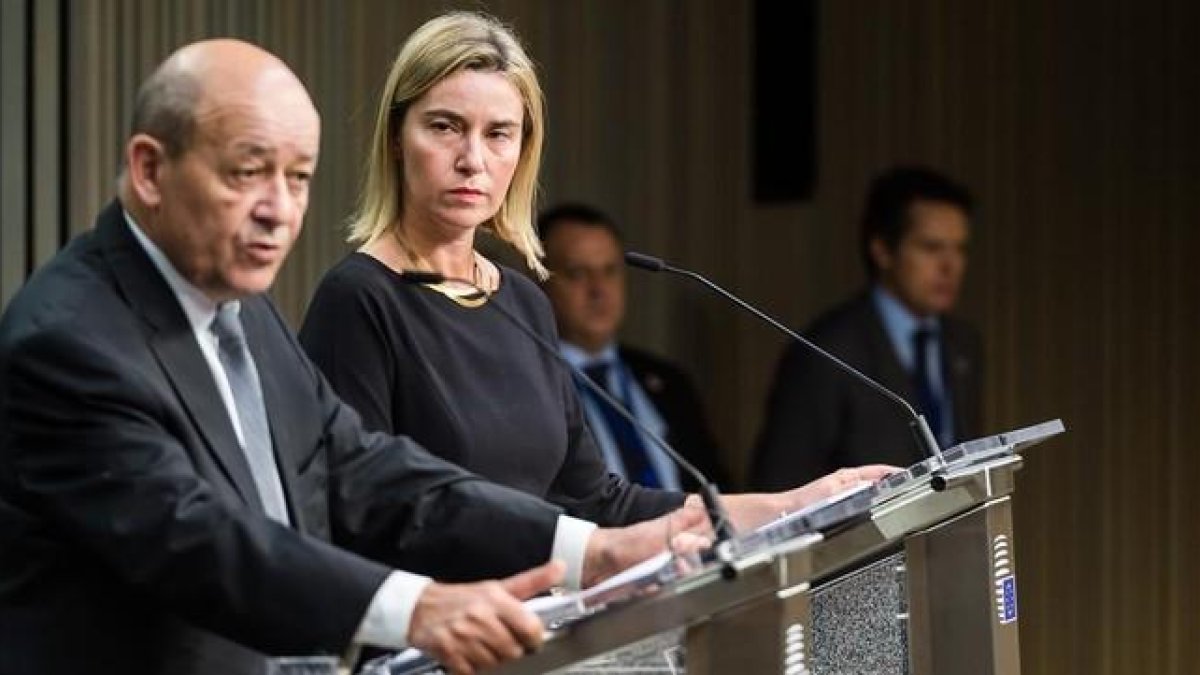 Le Drian (izquierda) y Mogherini, en Bruselas, esta mañana.-AP / GEERT VANDEN WIJNGAERT