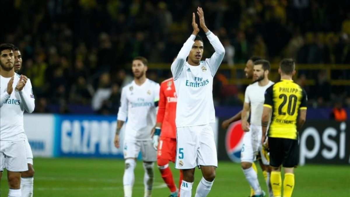 Raphael Varane aplaude tras la victotira del Madrid ante el Dortmund.-AFP/ ODD ANDERSEN