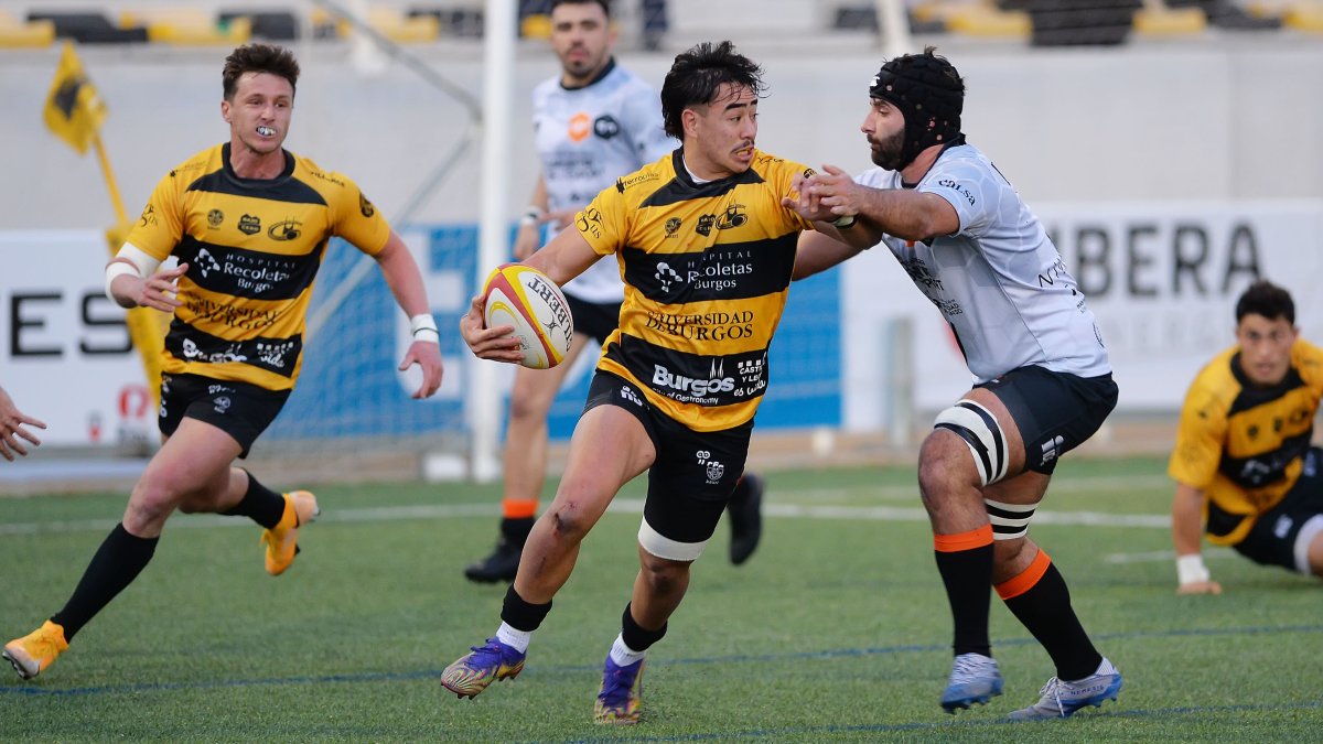 Andu Masuyama supera la cortina defensiva del rival. TOMÁS ALONSO