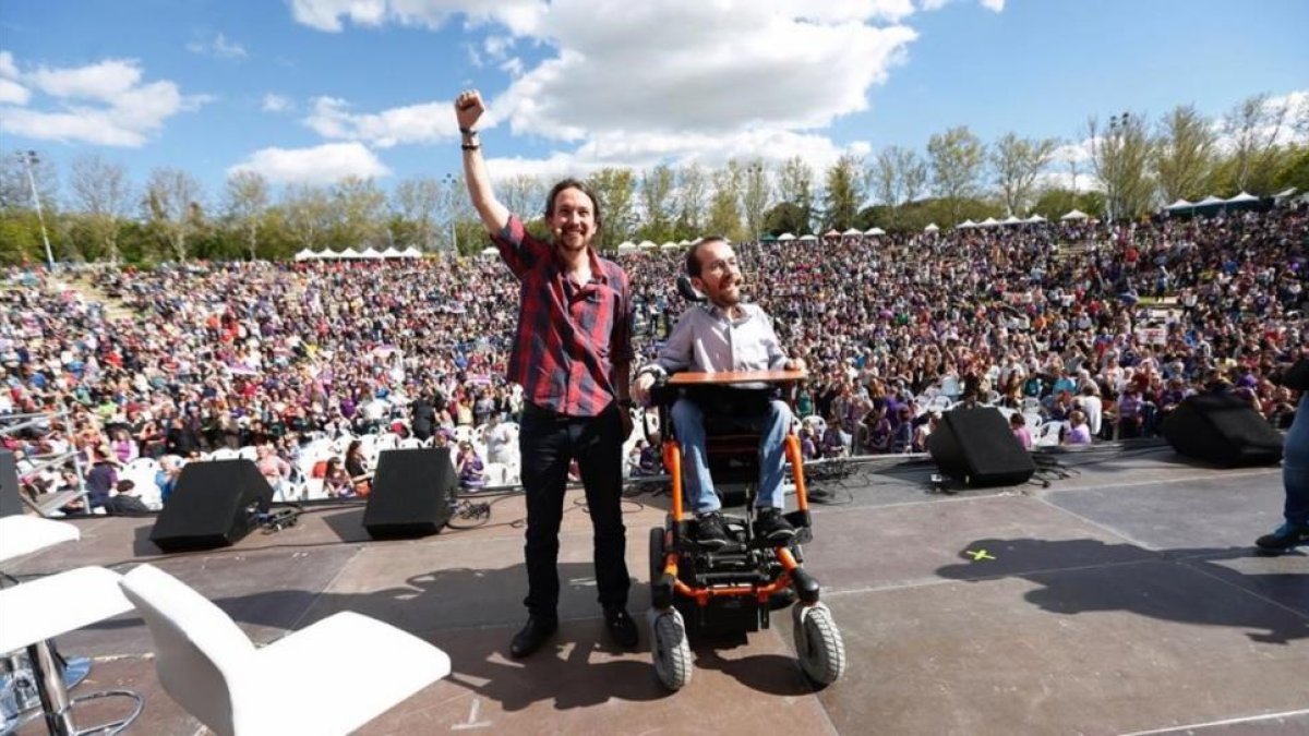 Pablo Iglesias y Pablo Echenique durante la Fiesta de Primavera que celebro Podemos hoy en un céntrico parque madrileño.-DAVID CASTRO