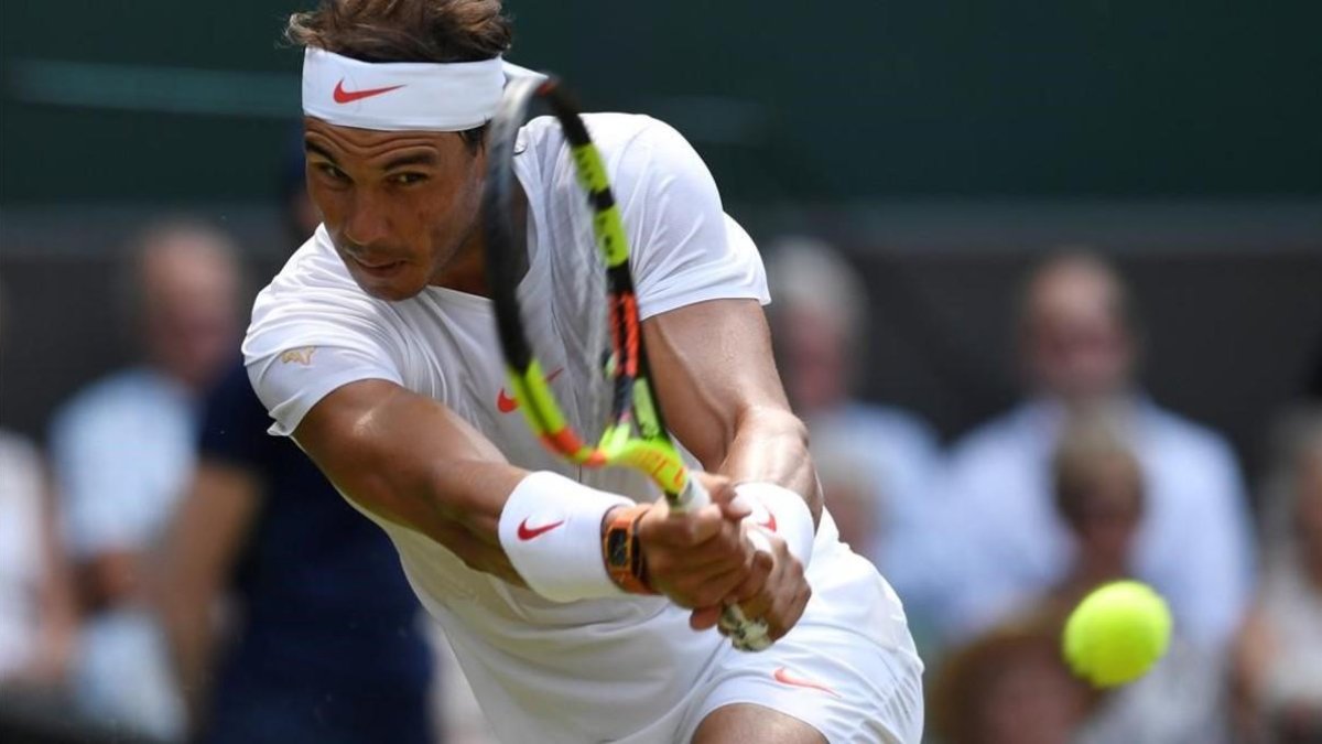 Nadal golpea de revés, en su partido ante Kukushkin en Wimbledon.-REUTERS / TONY O BRIEN