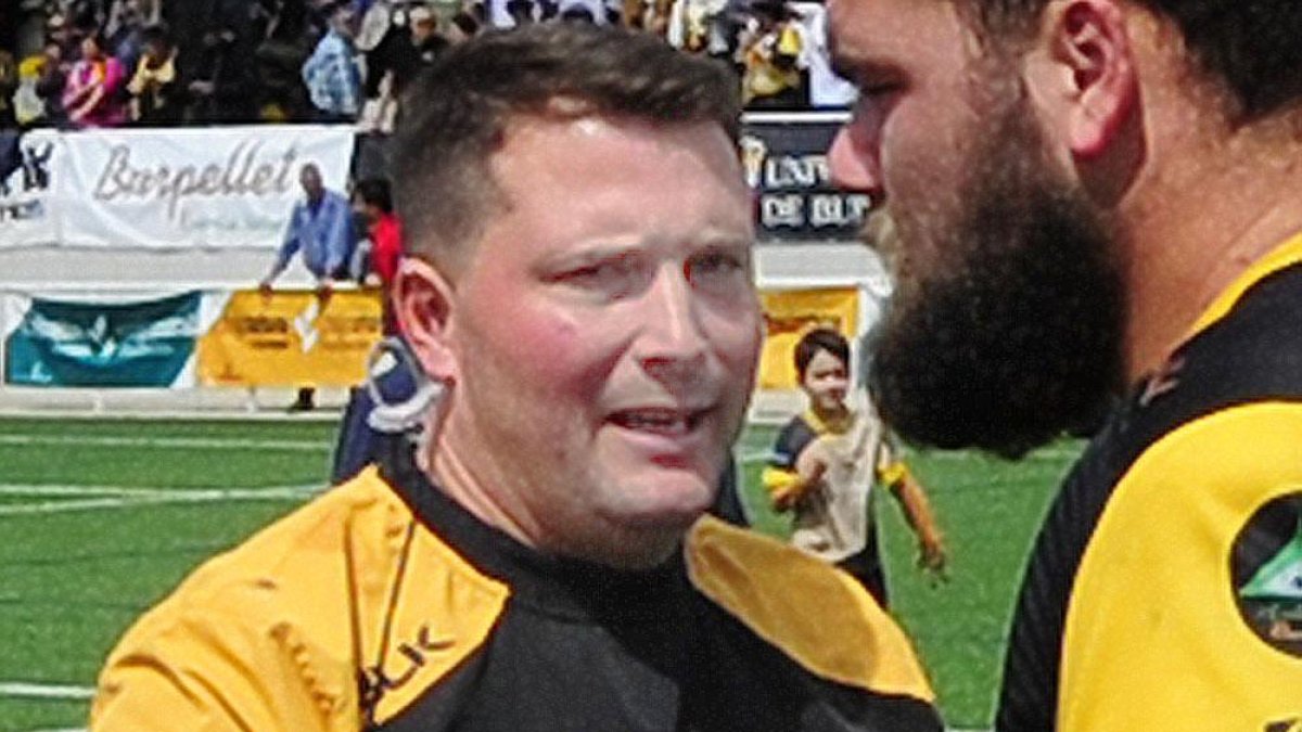 Álvaro González saludo a uno de sus pupilos tras un encuentro en San Amaro.-ISRAEL L. MURILLO