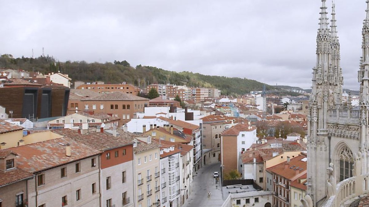 En este tramo de la calle Fernán González se concentran varios apartamentos turísticos que se alquilan en Airbnb.-R. OCHOA