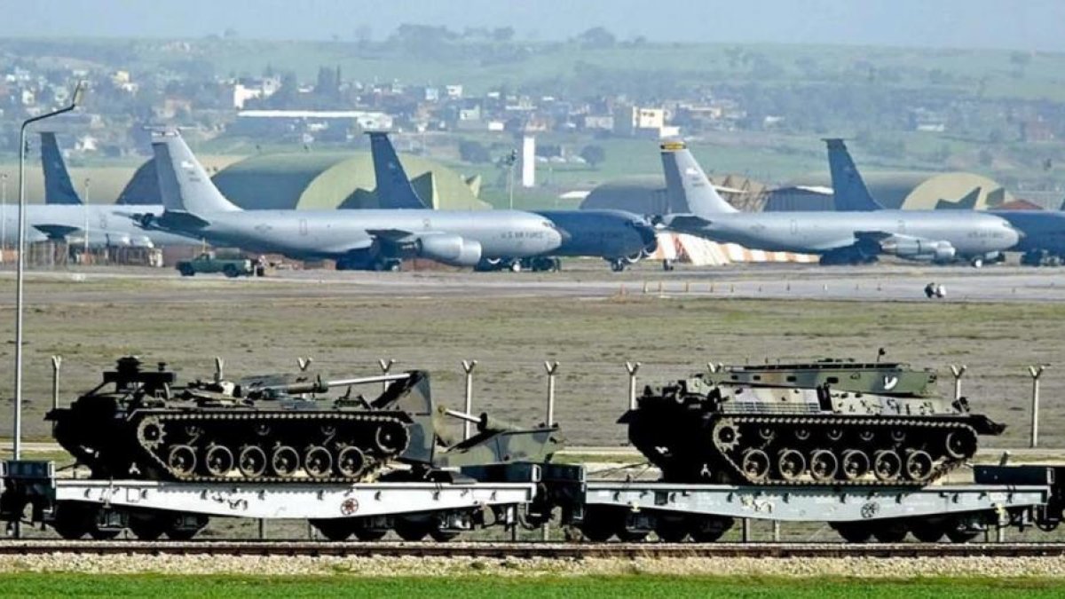Aviones y tanques estadounidenses en la base militar de Incirlik, en Turquía.-EPA / BASRI BAS