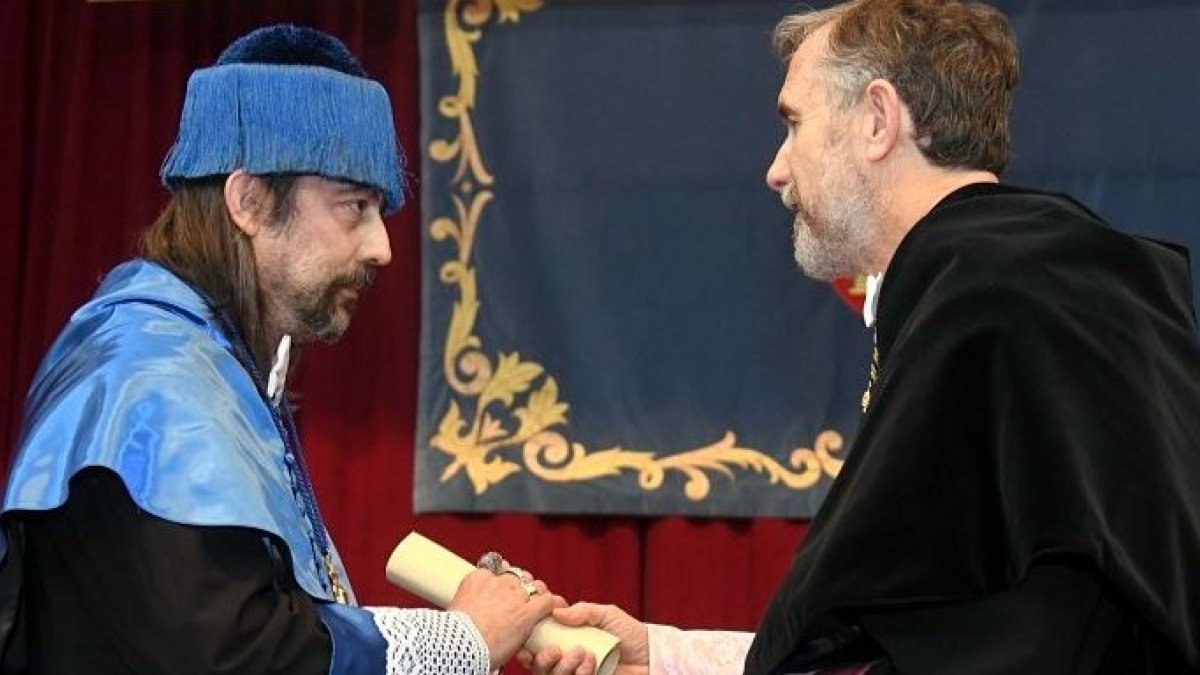 Garcia Sastre recibe el doctorado jonoris causa de manos del rector de la UBU, Manuel Pérez Mateos. ICAL