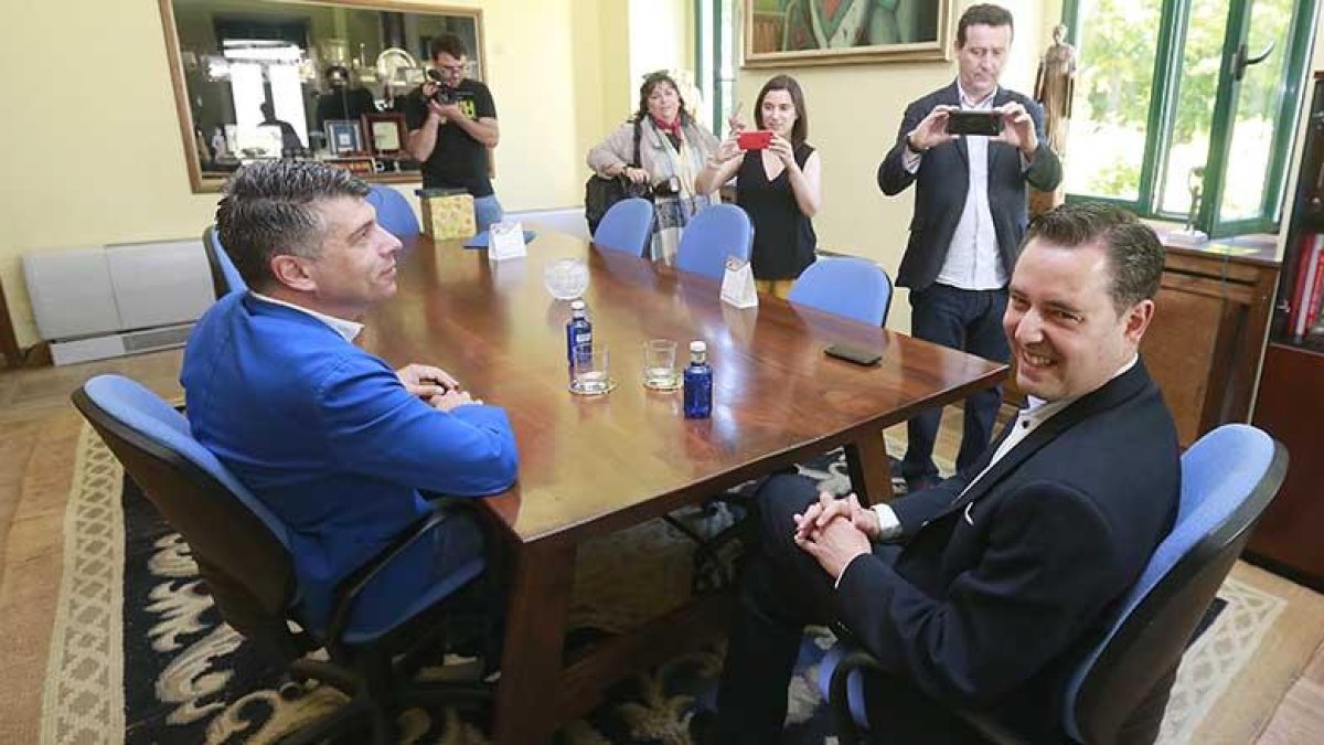 Vicente Marañón y Daniel de la Rosa, durante la reunión de ayer en la Alcaldía.-RAÚL G. OCHOA