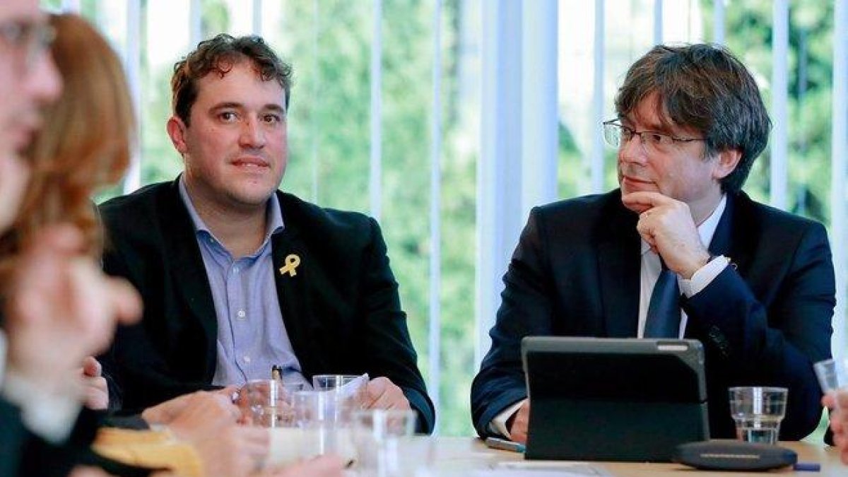 El expresident e impulsor de la Crida Carles Puigdemont y el presidente del PDECat, David Bonvehí, el pasado enero, en Waterloo (Bélgica).-EFE / STEPHANIE LECOCQ