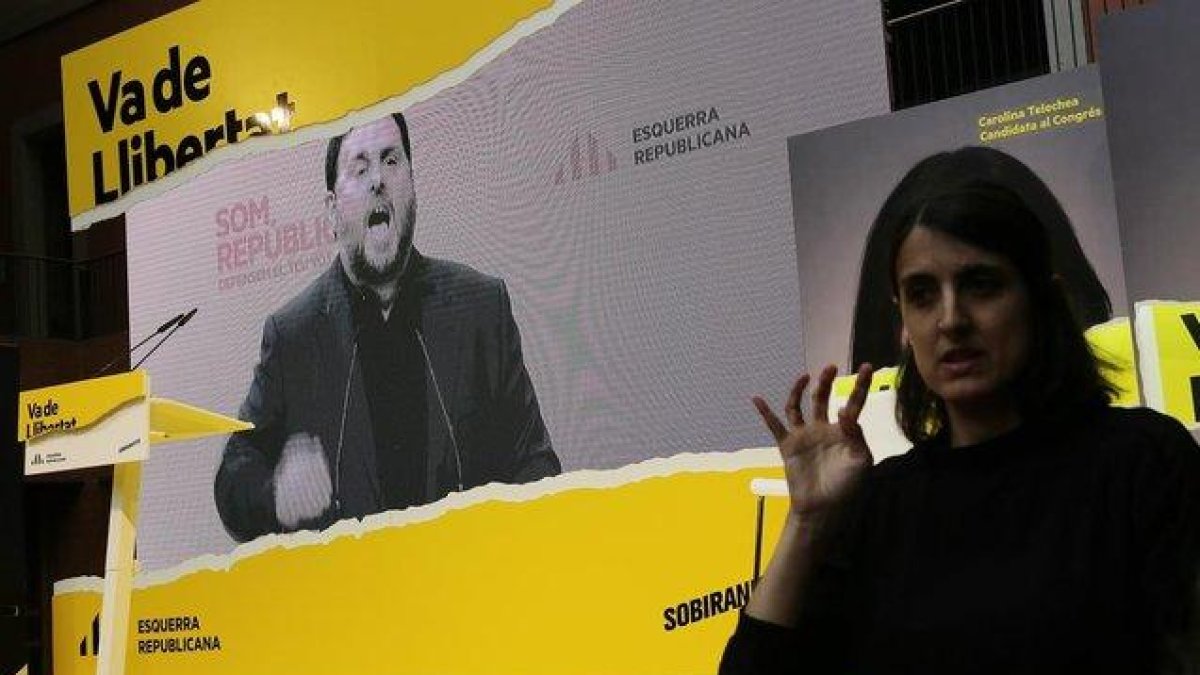 La intérprete del lenguaje de signos intenta seguir el ritmo de Oriol Junqueras, comparecenciendo desde la cárcel.-RICARD CUGAT