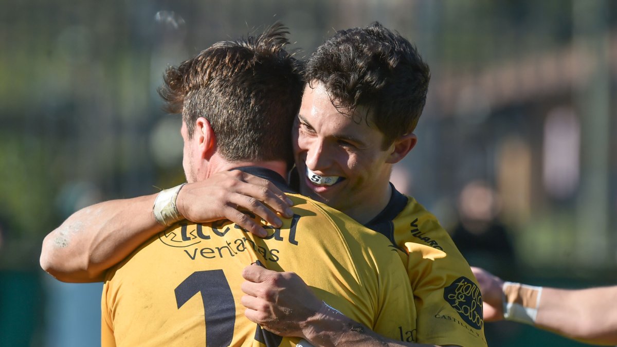 Rascón felicita a Zabalegui tras el tercer ensayo del conjunto burgalés. ECB